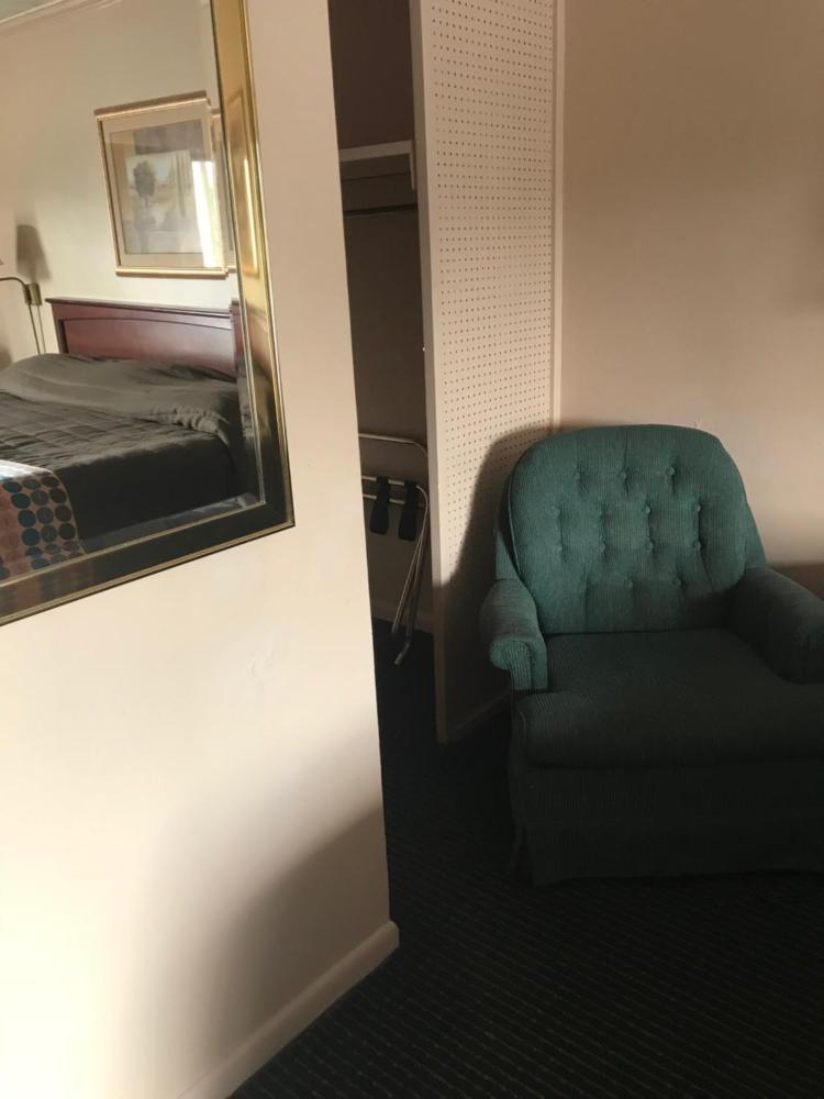 King Room Non Smoking at Redwood Inn, photo 4