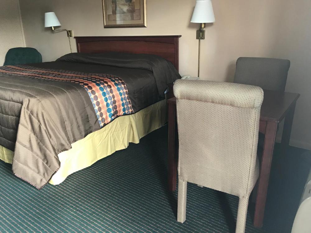 King Room Non Smoking at Redwood Inn, photo 2