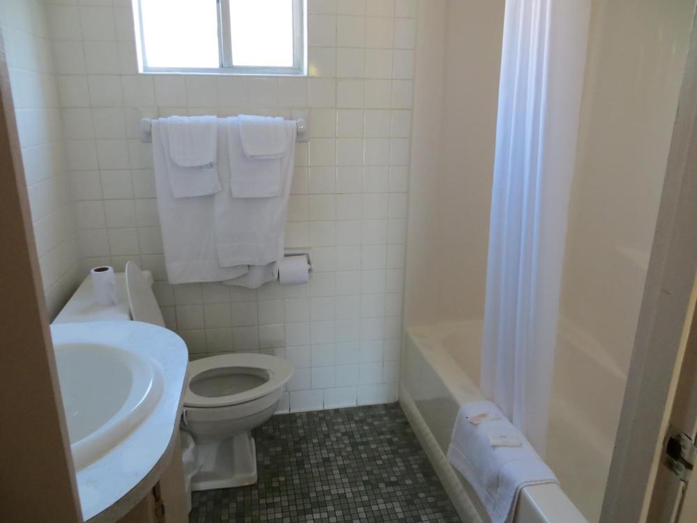 Double Room at Redwood Inn, photo 5